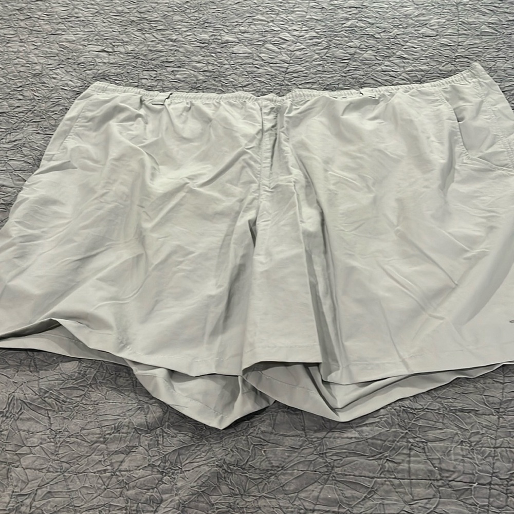 Men’s Columbia backcast III water shorts.  Lt gray. Excellent condition. Size 4X